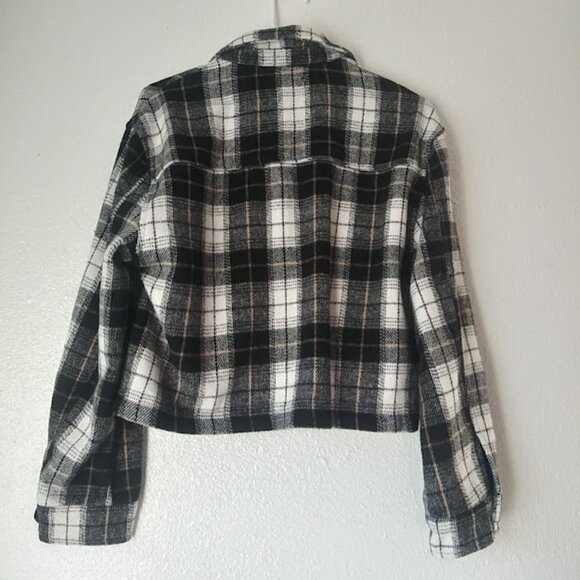 Love Tree women's size M black, white and tan plaid flannel cropped shacket - Picture 4 of 15